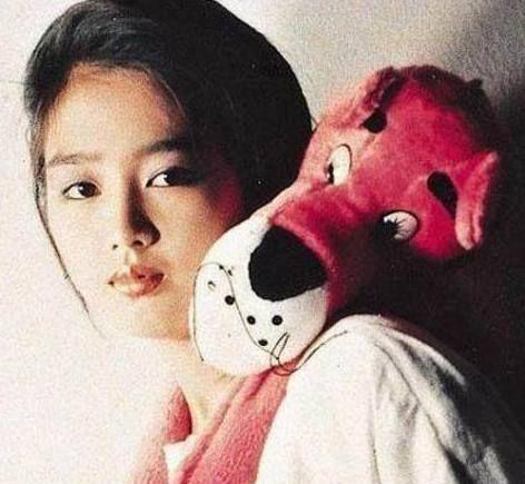 原来刘德华的妻子是地产大亨，和天王隐婚24年，5岁女美丽乖巧