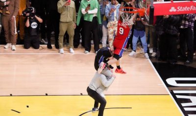 ​扣篮王出炉！麦克朗碾压夺冠，飞跃两人打板暴扣，连续获满分