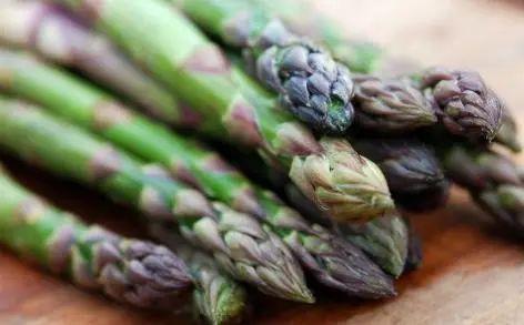 买芦笋时，选白色还是绿色？菜农：掌握这3点，买到的新鲜又好吃