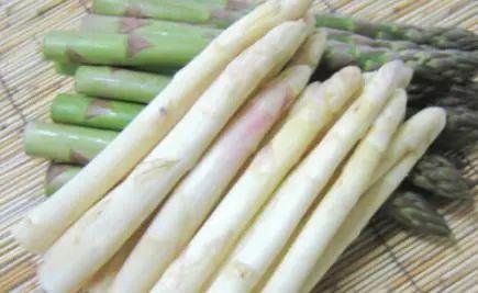 买芦笋时，选白色还是绿色？菜农：掌握这3点，买到的新鲜又好吃