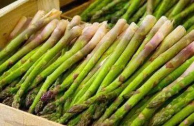 ​买芦笋时，选白色还是绿色？菜农：掌握这3点，买到的新鲜又好吃