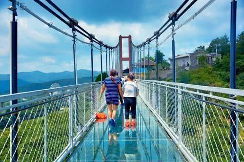 大量游客上玻璃桥，桥面突然“碎裂”，镜头拍下全过程