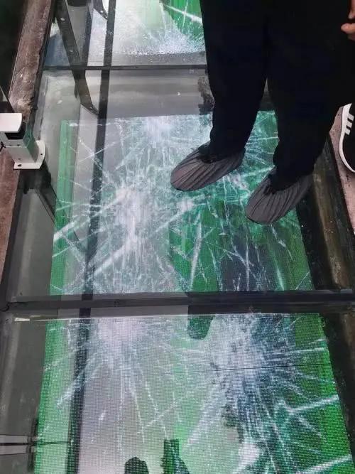 大量游客上玻璃桥，桥面突然“碎裂”，镜头拍下全过程