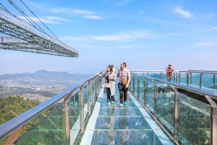 大量游客上玻璃桥，桥面突然“碎裂”，镜头拍下全过程