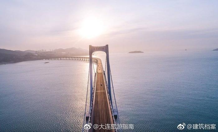 大连星海湾大桥全长6公里，主桥长820米，主桥主跨460米，边跨180米