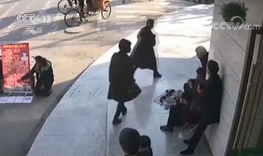 城里磕头 家里盖楼！家族式乞讨诈骗团伙一周能骗一万五