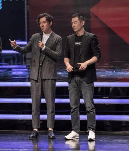 ​大写的尴尬！胡歌朱亚文同台互动引热议，两人身高差成亮点