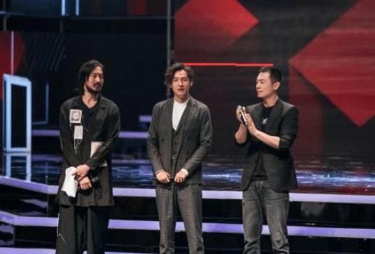 大写的尴尬！胡歌朱亚文同台互动引热议，两人身高差成亮点