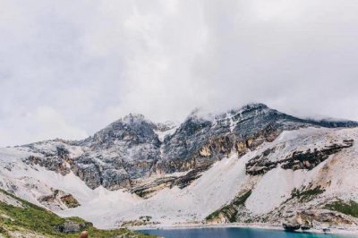 ​我曾经跨过山河大海，也穿过人山人海。