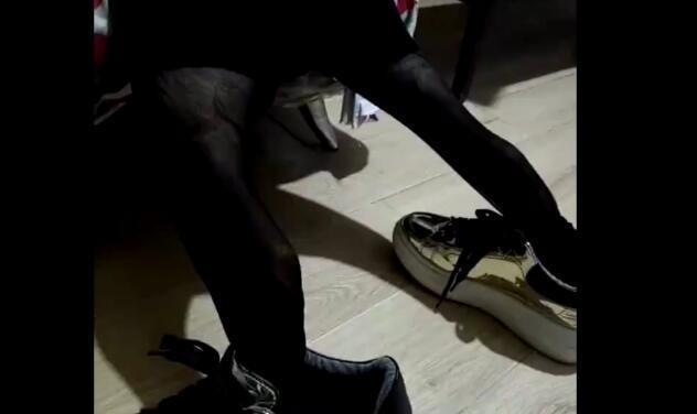 奇葩主人给狗狗穿上性感丝袜，狗狗一脸无奈，主人却笑得好癫狂！