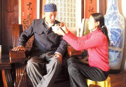 千古绝对！上联：打公骂婆一泼妇，下联经典到爆！