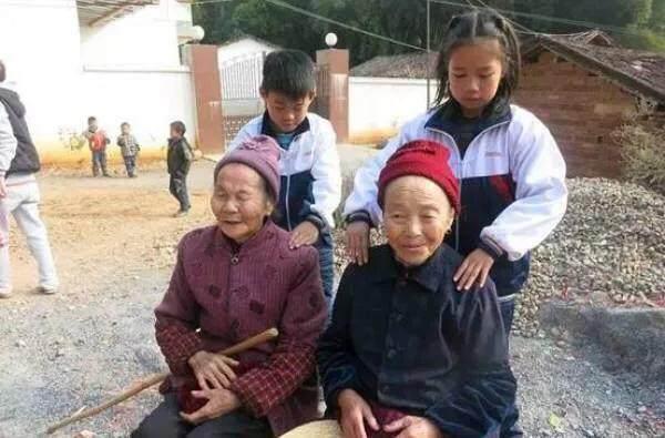 千古绝对！上联：打公骂婆一泼妇，下联经典到爆！