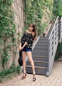 ​大长腿的美女，每一张照片美腿都很上镜。