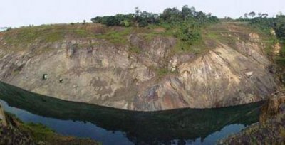 ​礼仪左手压右手还是右手压左手？