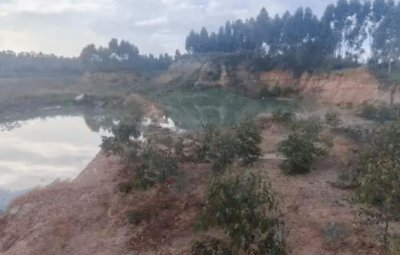 ​恐怖吃人水坑：广东四男孩在家附近水坑溺亡，家属称目前仍未回填