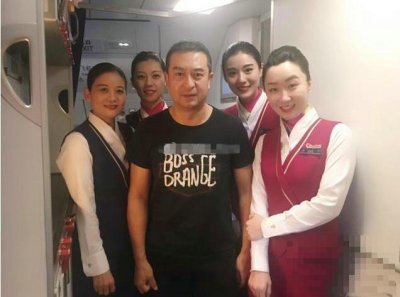​47岁张嘉译与空姐合影，驼背原因太心酸，今开启疯狂霸屏模式！