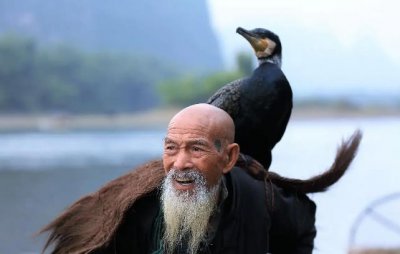 ​一路走好！94岁网红爷爷离世，生前一年能赚几万，合影20块钱一张