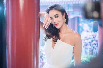 ​新手怎么涂口红，知名艺术家李晓玲教你涂口红的详细步骤