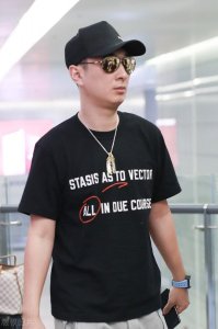 ​有钱就是任性，王思聪带名媛夜店嗨，花费200万连开两百瓶名酒