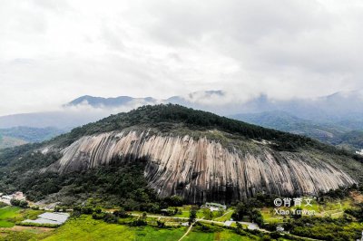 ​肇庆有块大斑石，有80个足球场大小，被誉为天下第一石