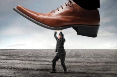 ​女子被男私教压断了大腿骨，拉伸可不是这么做的