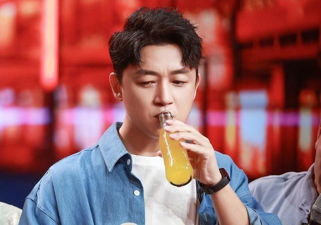 潘粤明手绘漫画谴责佩洛西，称其打扰了世界和平，这种人无耻至极