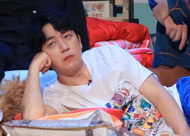 潘粤明手绘漫画谴责佩洛西，称其打扰了世界和平，这种人无耻至极