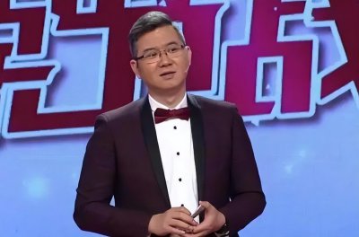 ​著名主持人赵川：3段婚姻，娇妻比他小16岁，逼妻子做家庭主妇