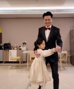 ​主持人杨帆：娶青梅竹马的妻子，结婚十年生一女，一家三口甜如蜜