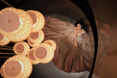 ​赵丽颖儿子首曝光！获俩保姆照顾额头饱满像妈妈，身边不见冯绍峰