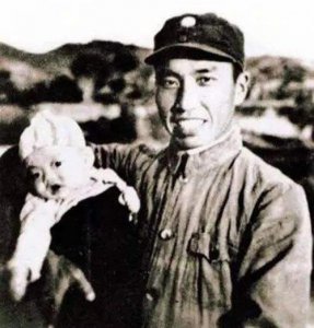 ​她是左权唯一的女儿，彭老总抚养她长大，上大学时因政审问题被拒