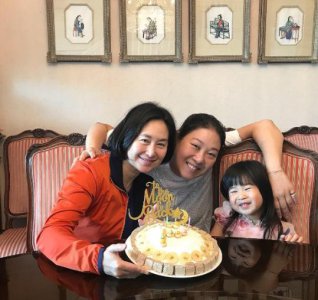 ​何超琼干女儿参加聚会，V领小黑裙暴露身材缺陷，李嘉颖黄裙吸睛