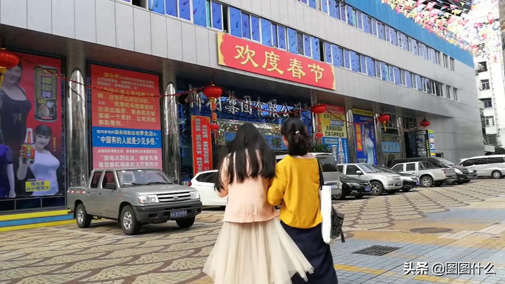 实拍椰树大胸美女广告，曾推出胸模瓶矿泉水，怼别人少见多怪