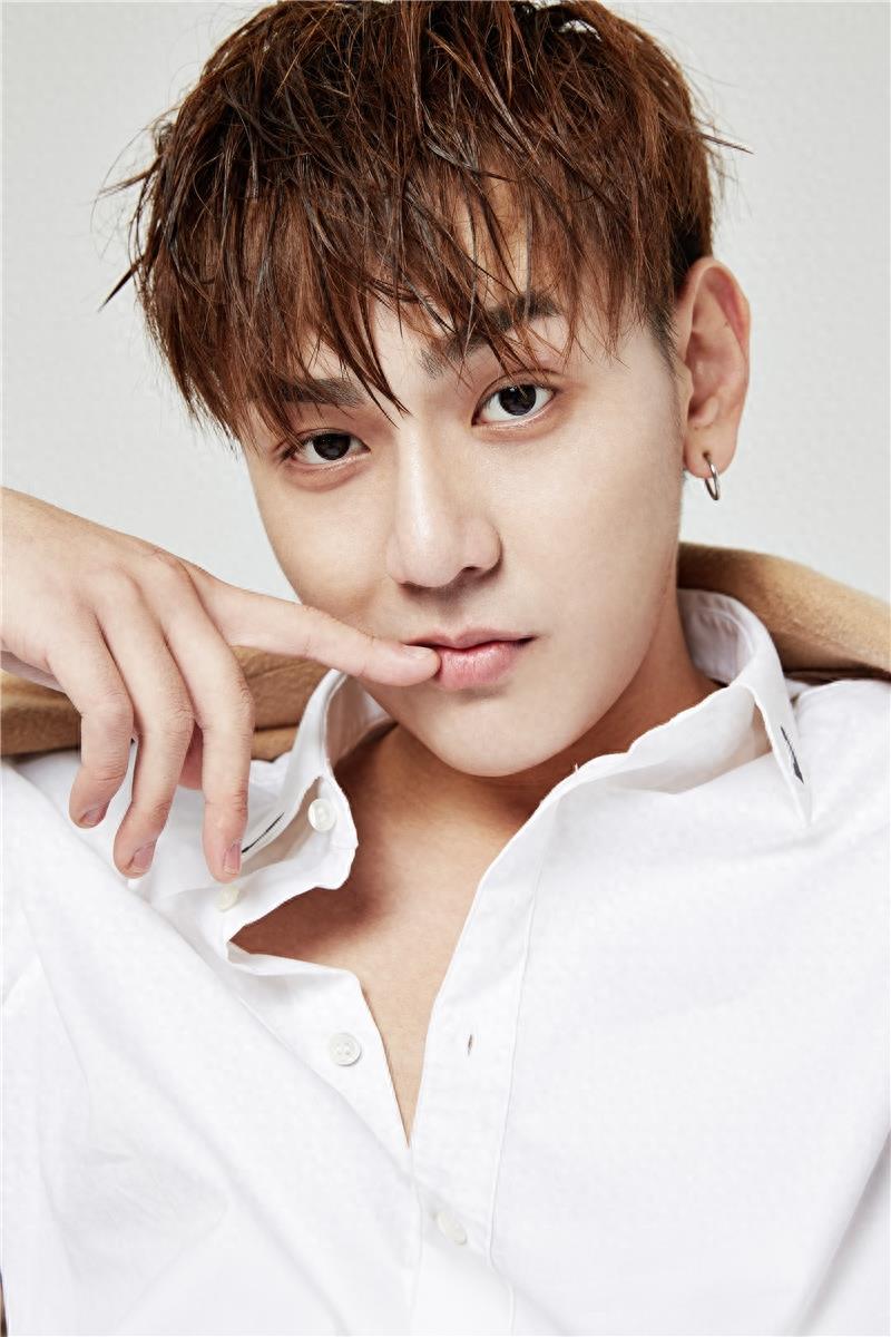 邱赫南晒写真化身阳光暖男 笑容明媚少年感十足