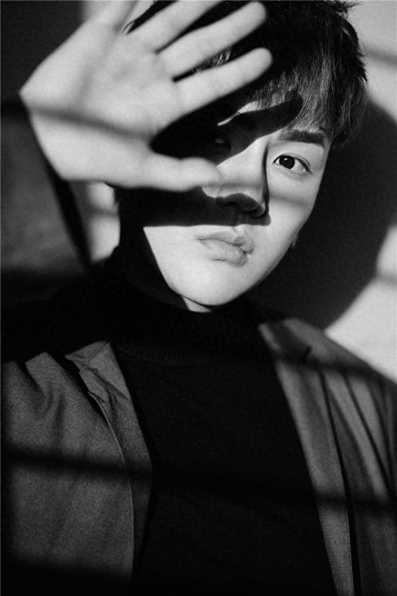 邱赫南晒写真化身阳光暖男 笑容明媚少年感十足