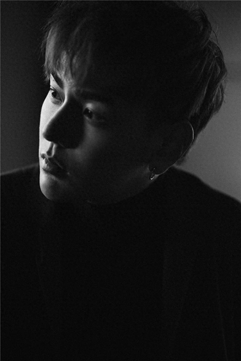 邱赫南晒写真化身阳光暖男 笑容明媚少年感十足