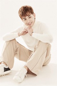 ​邱赫南晒写真化身阳光暖男 笑容明媚少年感十足