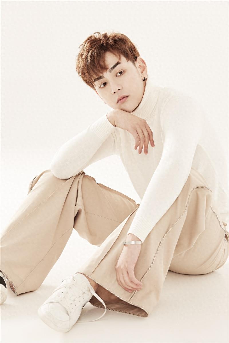 邱赫南晒写真化身阳光暖男 笑容明媚少年感十足