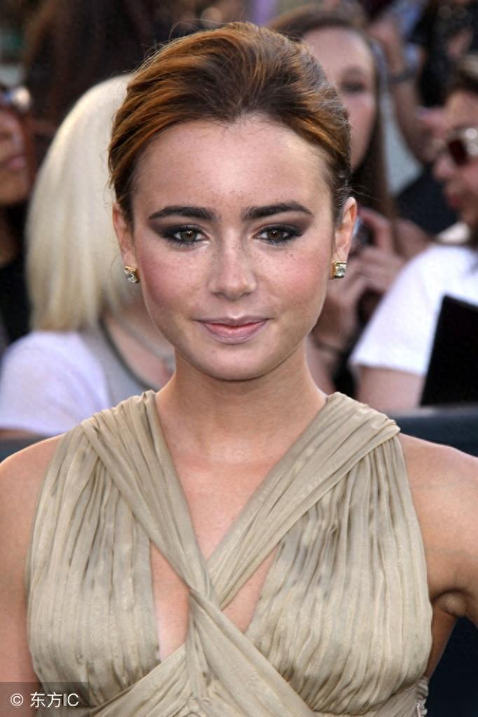 莉莉·柯林斯（Lily Collins）