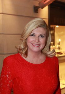 ​科琳达：从挤奶的丫头到克罗地亚美女总统，和普京马克龙勾肩搭背