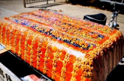 ​一刀下去就“倾家荡产”，遭大众抵制的新疆切糕，究竟有啥猫腻？