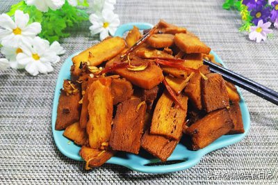 ​没想到锅饼还能这么做，咬一口嘎嘣脆，满口鱼香味，一盘都不够吃