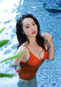 ​董璇比基尼写真曝光，俯拍镜头太性感