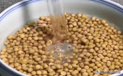​教你懒人版黄豆酱做法，不用晒不发酵，出锅就能吃，放一年都不坏
