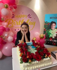 ​应采儿晒庆生照跟儿子大玩亲亲，老公陈小春没出镜，却隐形秀恩爱