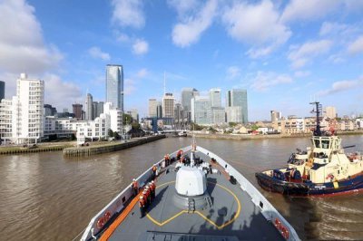 ​中国海军战舰访问英国伦敦细节：主炮高高上扬，引起英国防长不满