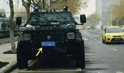 ​路边停着一辆骑士十五世，男人梦想买的车但连一个轮胎都买不起！