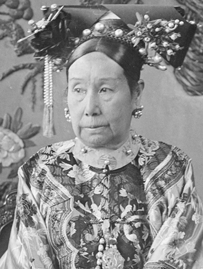 慈禧太后高清照：连皱纹都能看清，痴迷扮成观世音，图6为年轻照