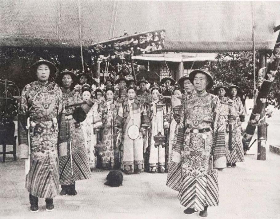 慈禧太后高清照：连皱纹都能看清，痴迷扮成观世音，图6为年轻照