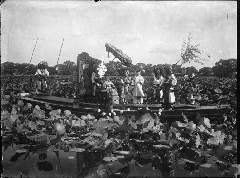 慈禧太后高清照：连皱纹都能看清，痴迷扮成观世音，图6为年轻照